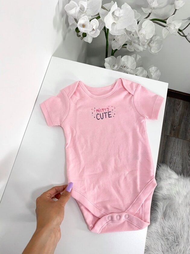 Heleroosa beebibody "Pretty Cute", 100% puuvillane, pehme ja nahasõbralik body igapäevaseks kandmiseks.