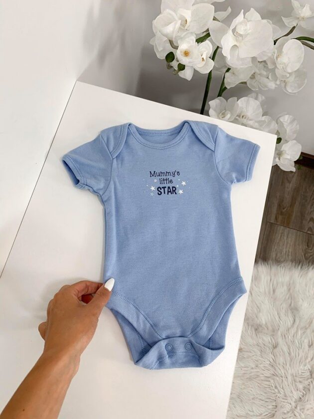 Helesinine beebibody "Mummy's Little Star", 100% puuvillane, pehme ja nahasõbralik body igapäevaseks kandmiseks.