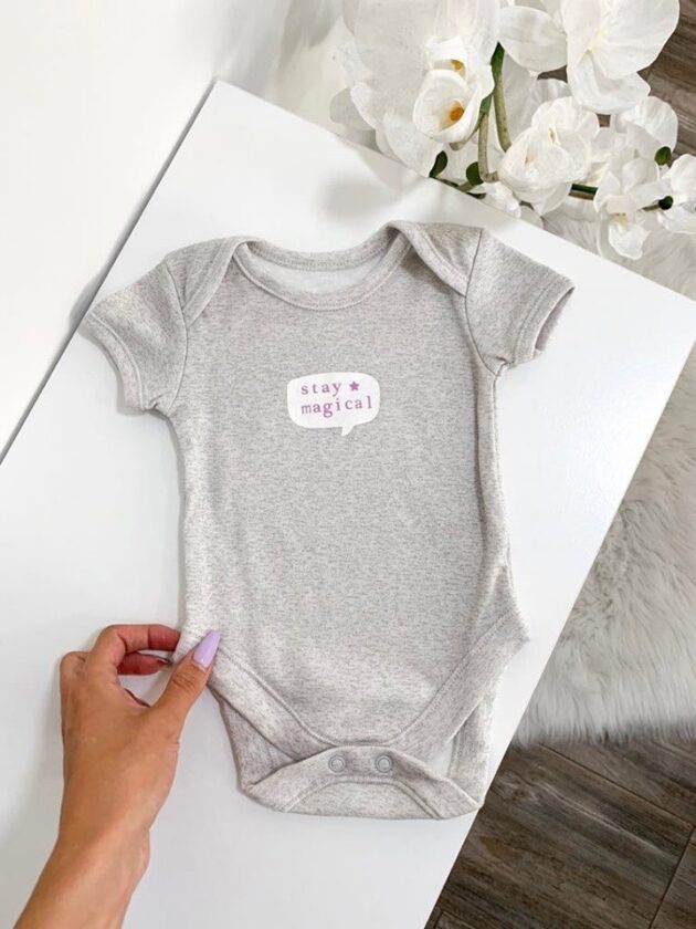 Hall body "Stay Magical", 100% puuvillane, pehme ja nahasõbralik beebibody armsa disainiga.