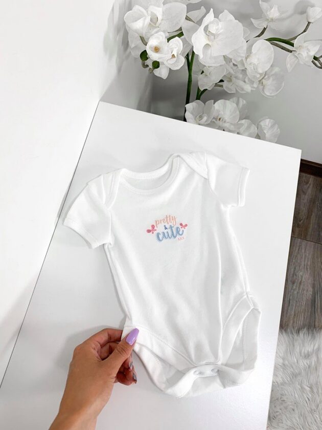 Valge beebibody "Pretty Cute", 100% puuvillane, pehme ja nahasõbralik body igapäevaseks kandmiseks.