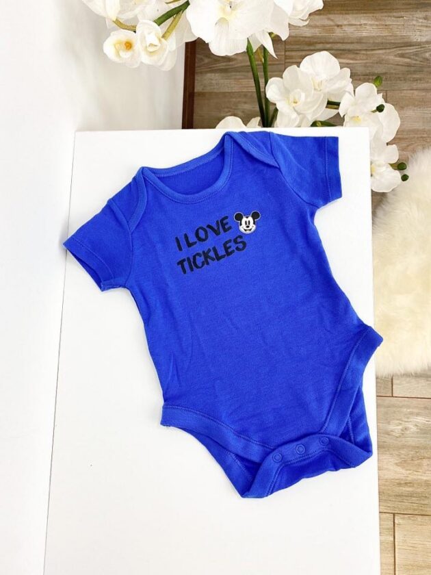 Sinine beebibody "I Love Tickles", 100% puuvillane ja nahasõbralik beebiriietus.