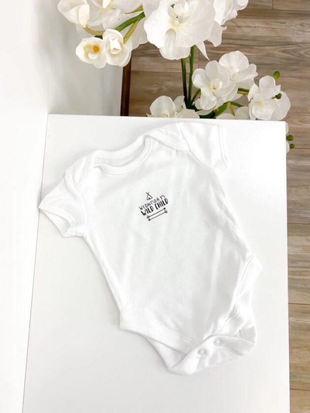 Valge beebibody "Wednesday's Wild Child", 100% puuvillane ja nahasõbralik beebiriietus.