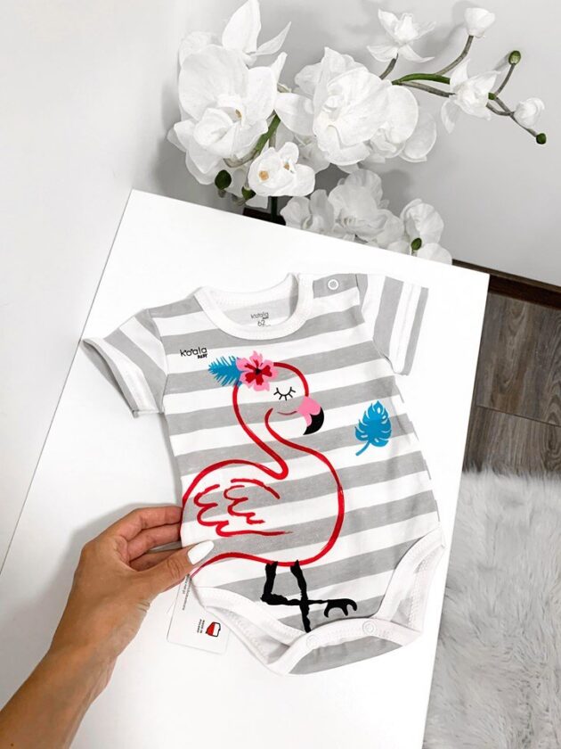Koala Baby body punane flamingo – beebibody erksa flamingomustriga, sobib ideaalselt igapäevaseks kandmiseks.