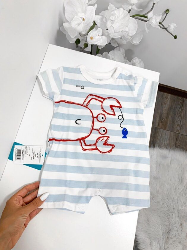 Koala Baby romper punane krabi – suvine beebikombe punase krabimustriga, mugav ja kerge igapäevaseks kandmiseks.