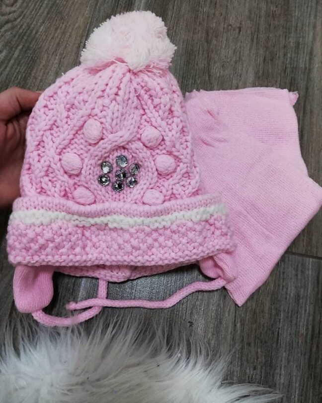 Roosa kivikestega müts ja sall, elegantne ja soe komplekt külmadeks ilmadeks.