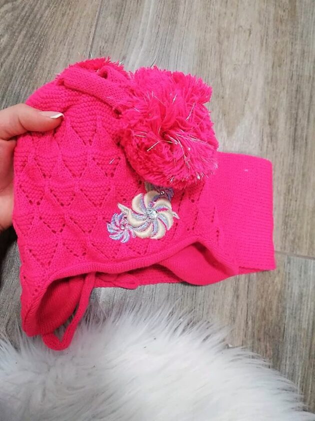 Lillekaunistusega müts ja sall, elegantne ja mugav komplekt sügiseks ja talveks.