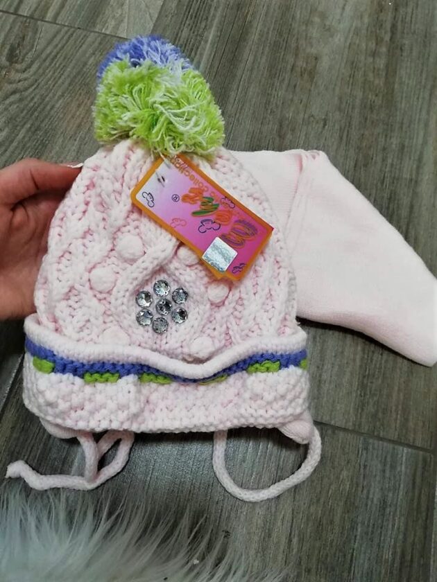 Heleroosa kivikestega müts ja sall, elegantne ja mugav komplekt jahedaks ilmaks.