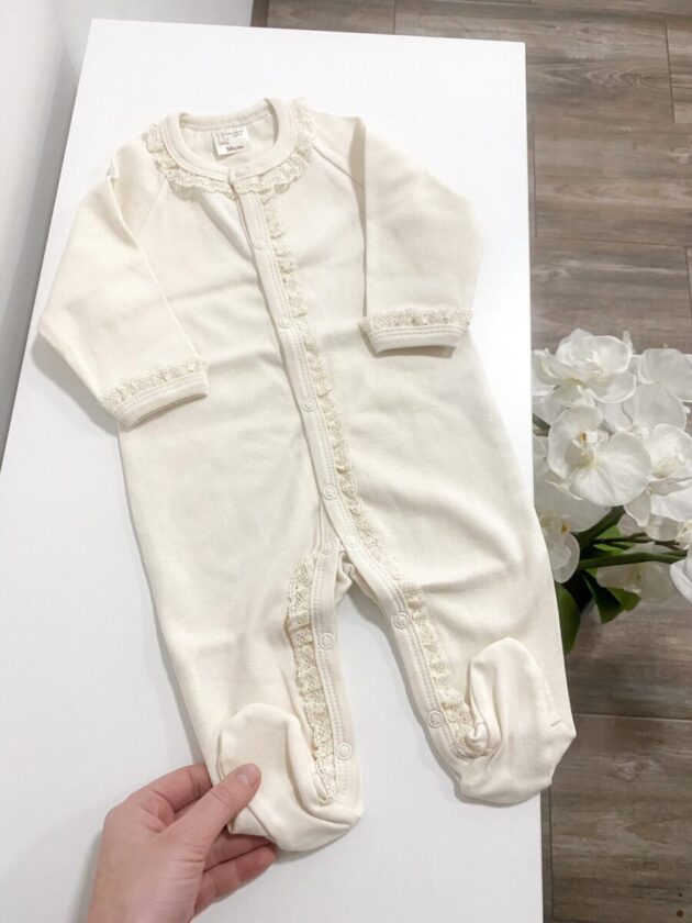 Pitsiga playsuit, 100% orgaaniline puuvill, pehme ja nahasõbralik riietus beebidele ja väikelastele.