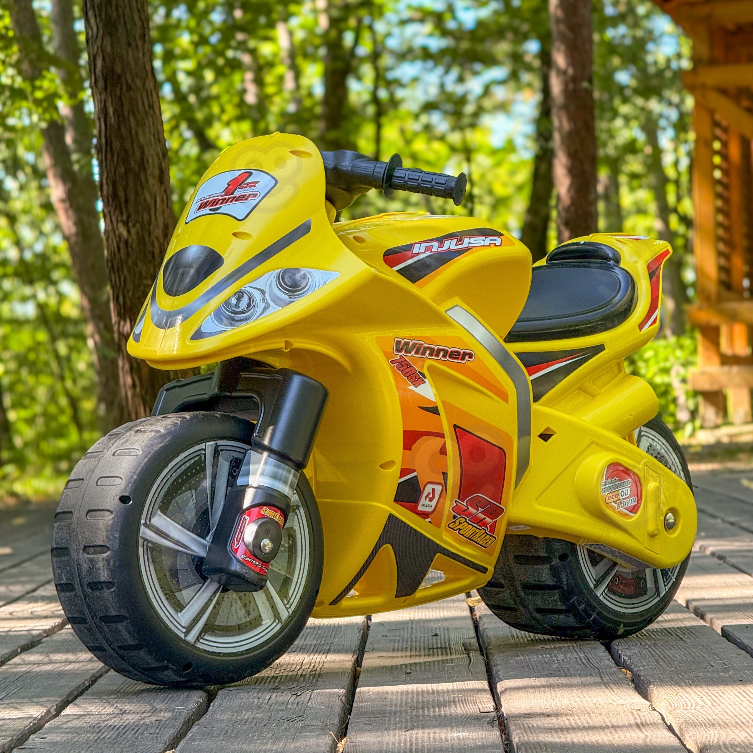 injusa sõiduauto lükatav racer – detailvaade