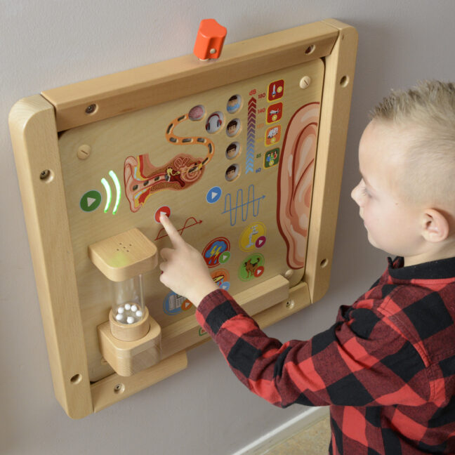kuulmine tahvel mäng lapsele – detailvaade