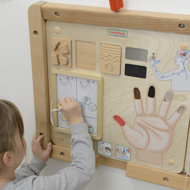 puute tahvel mäng lapsele – detailvaade