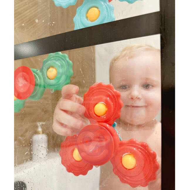 beebi keerutaja teether imemis – detailvaade