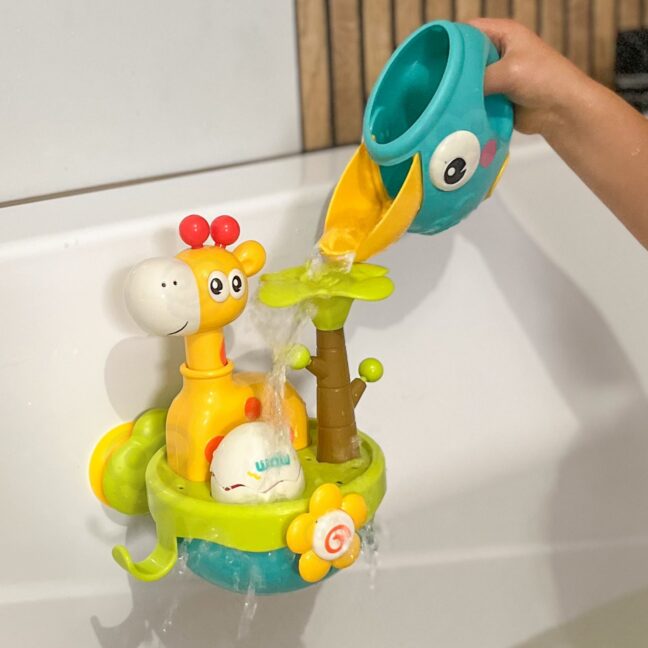 beebi giraffe vannimänguasi imemis – detailvaade