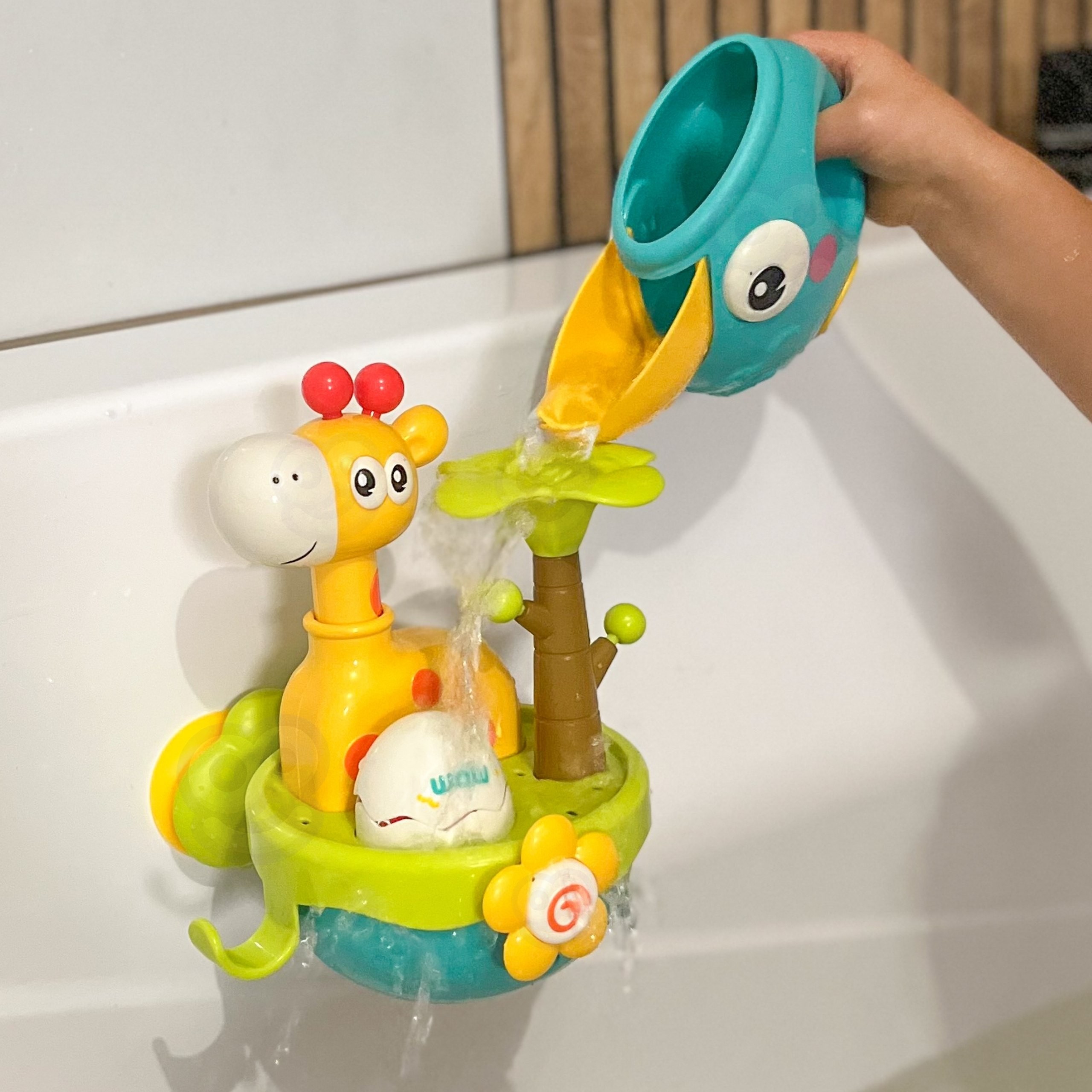 beebi giraffe vannimänguasi imemis – detailvaade