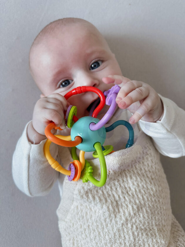 beebi sensoorne kõristi teething – detailvaade