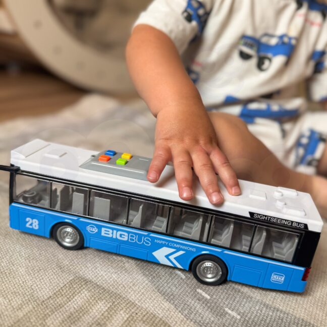 elektriline linnaliinibuss mäng lapsele – detailvaade