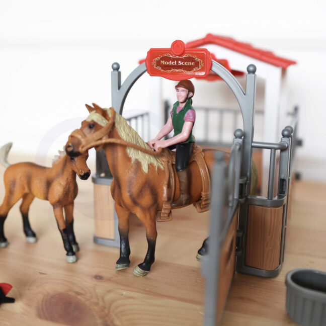 stables horse pen figuurid – detailvaade