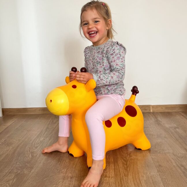 yellow giraffe jumper pump – detailvaade