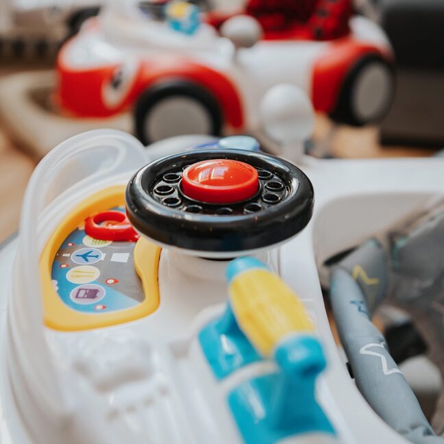 4Baby Cars pruun käimistool – külgvaade