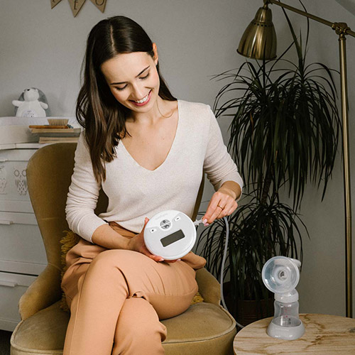Ema kasutamas BabyOno NURSE PRO elektrilist rinnapumpa